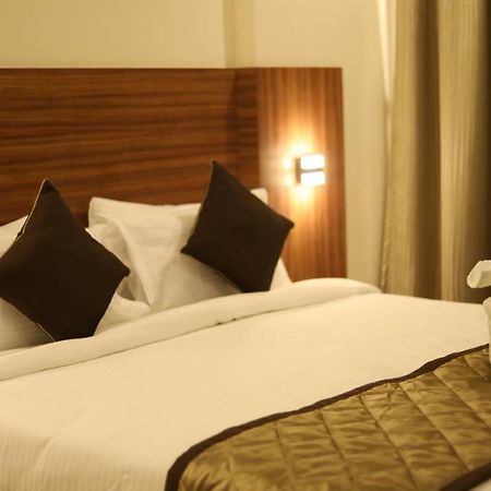 Kyriad Hotel Solapur By Othpl Exteriör bild