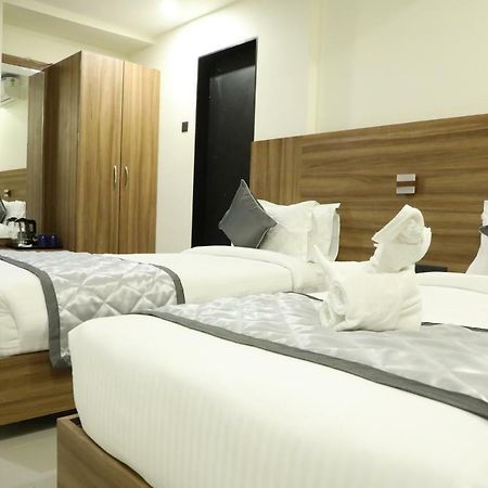 Kyriad Hotel Solapur By Othpl Exteriör bild