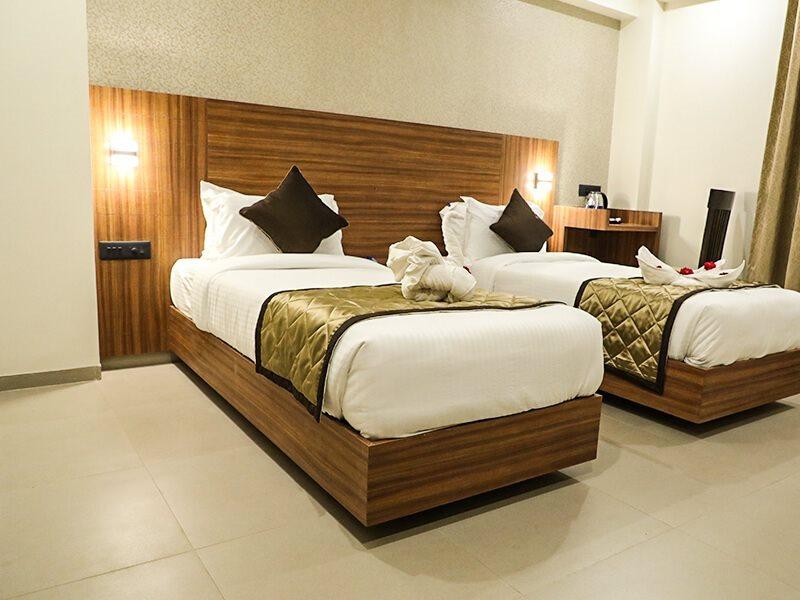 Kyriad Hotel Solapur By Othpl Exteriör bild