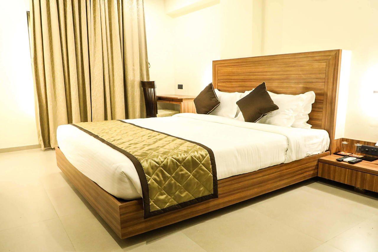 Kyriad Hotel Solapur By Othpl Exteriör bild