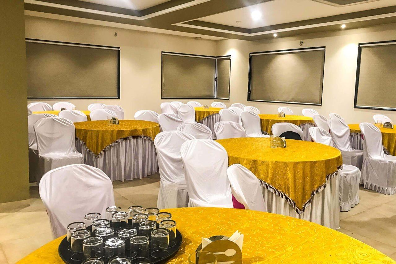 Kyriad Hotel Solapur By Othpl Exteriör bild