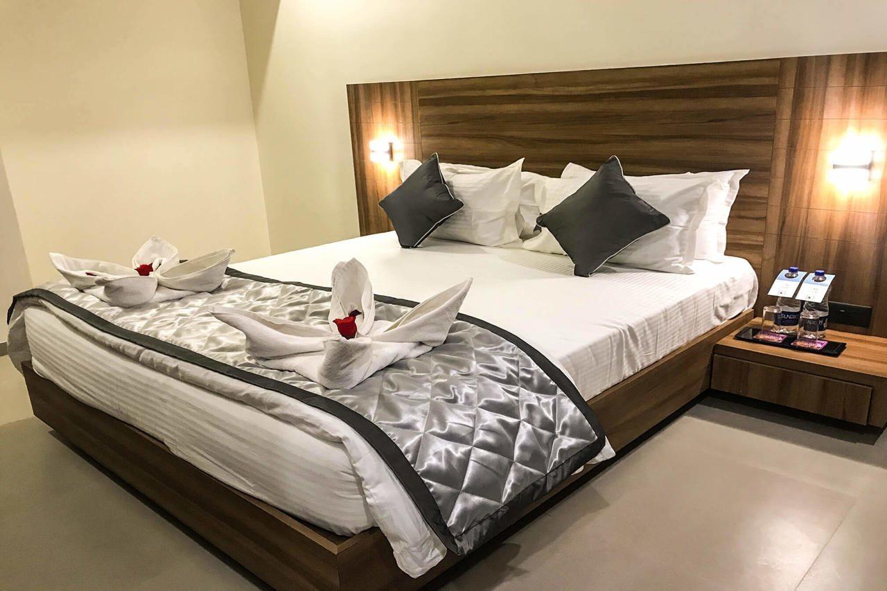 Kyriad Hotel Solapur By Othpl Exteriör bild