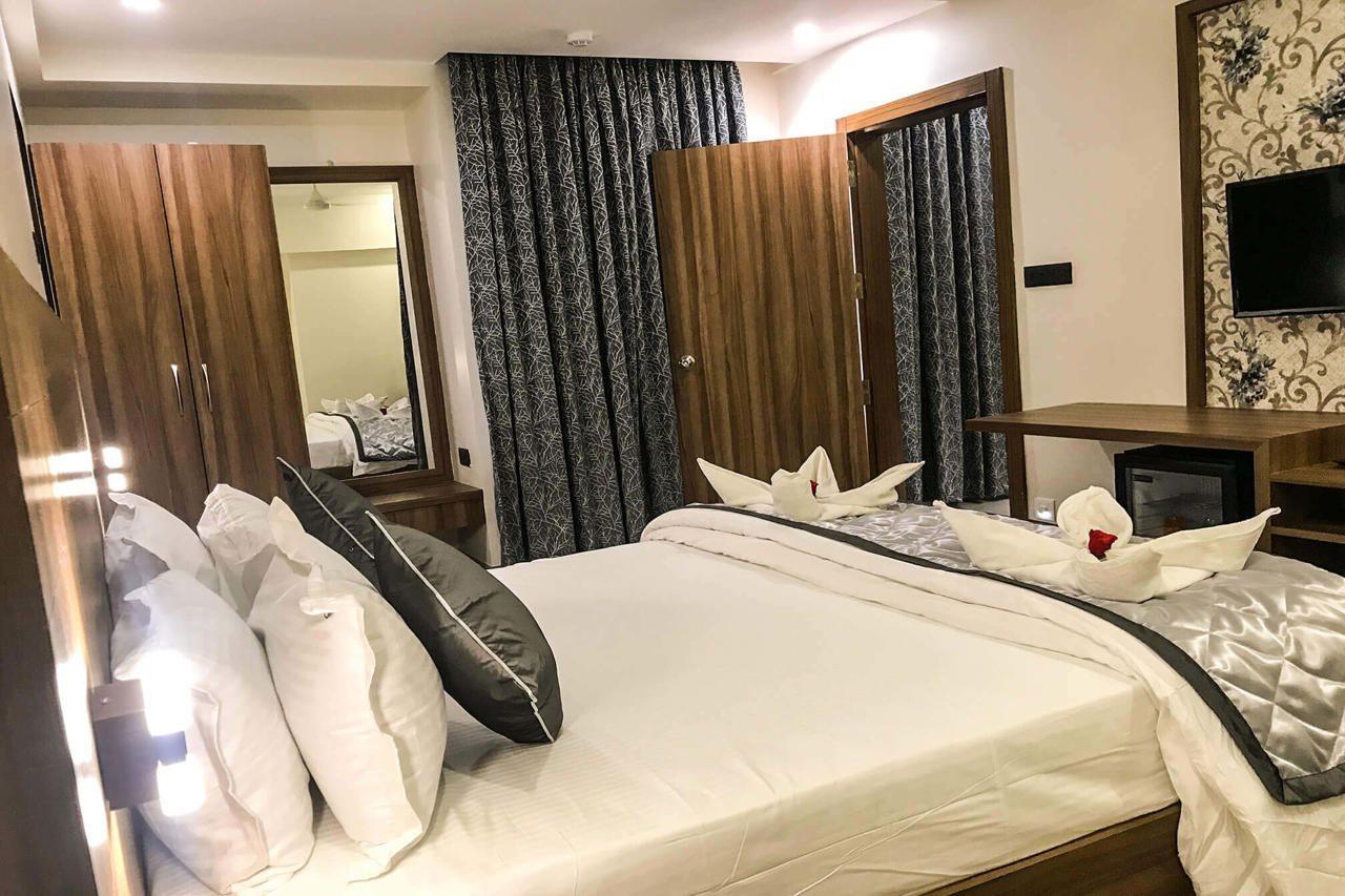 Kyriad Hotel Solapur By Othpl Exteriör bild