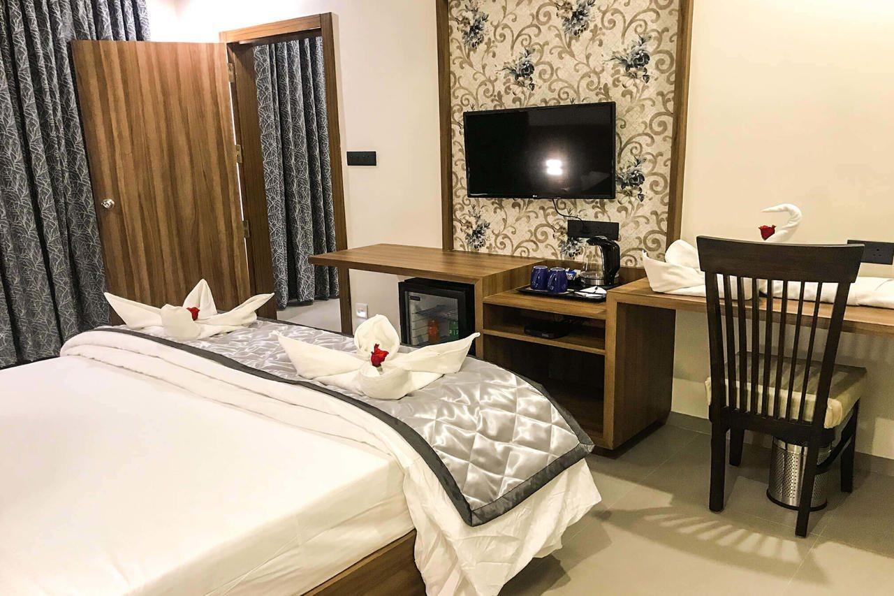 Kyriad Hotel Solapur By Othpl Exteriör bild