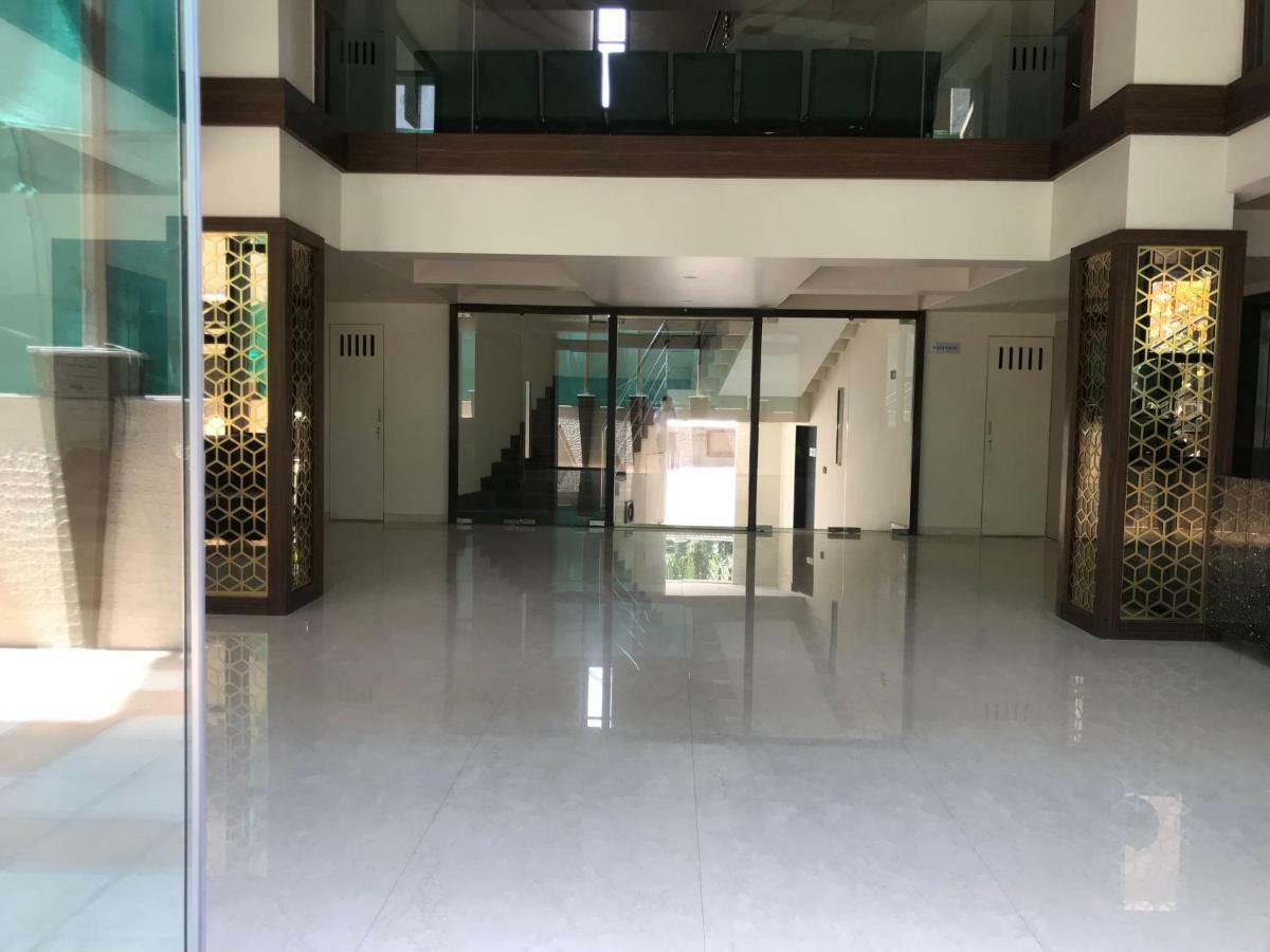 Kyriad Hotel Solapur By Othpl Exteriör bild