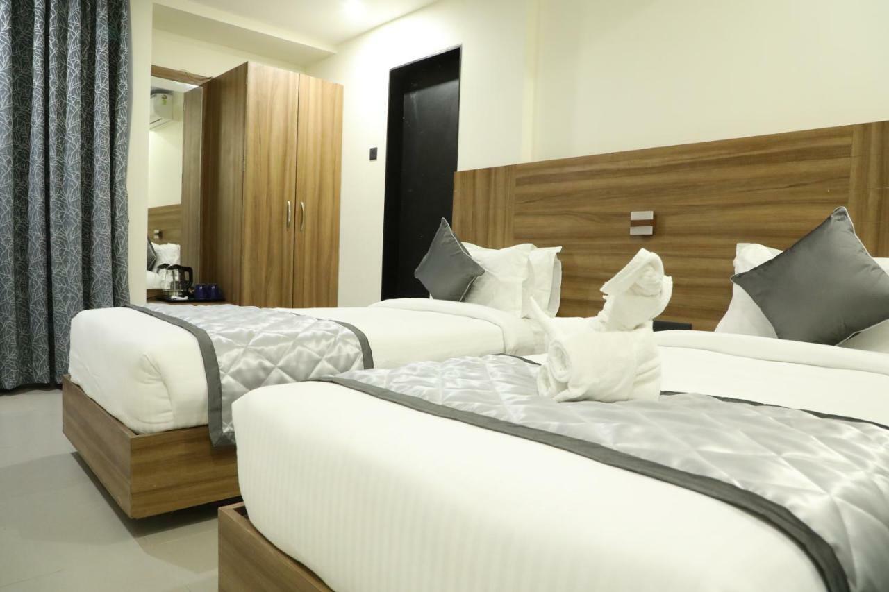 Kyriad Hotel Solapur By Othpl Exteriör bild