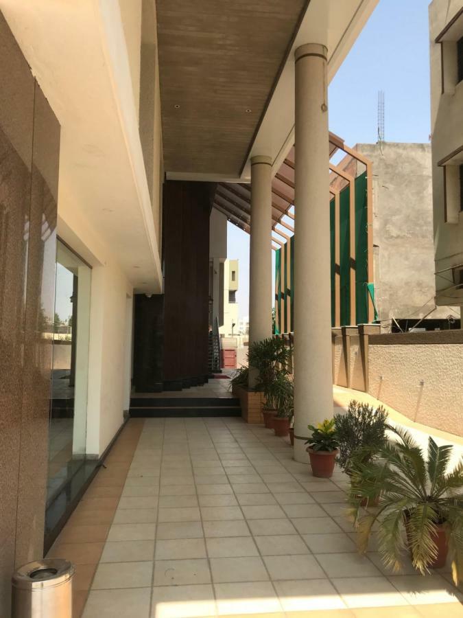 Kyriad Hotel Solapur By Othpl Exteriör bild