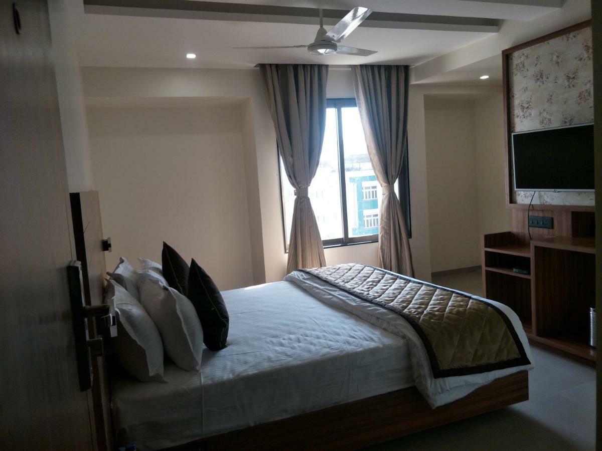 Kyriad Hotel Solapur By Othpl Exteriör bild
