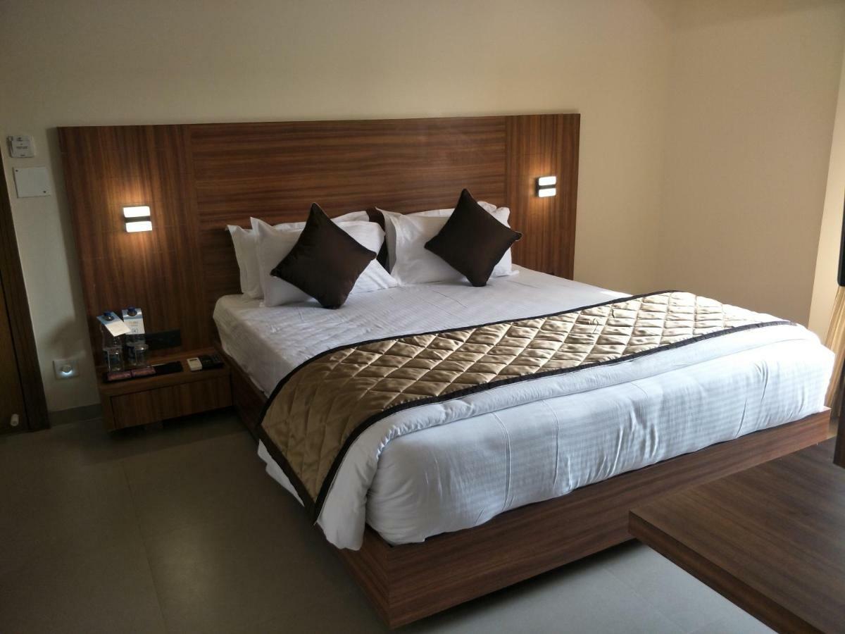 Kyriad Hotel Solapur By Othpl Exteriör bild
