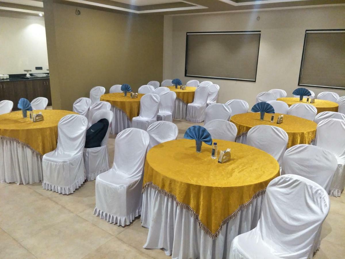 Kyriad Hotel Solapur By Othpl Exteriör bild