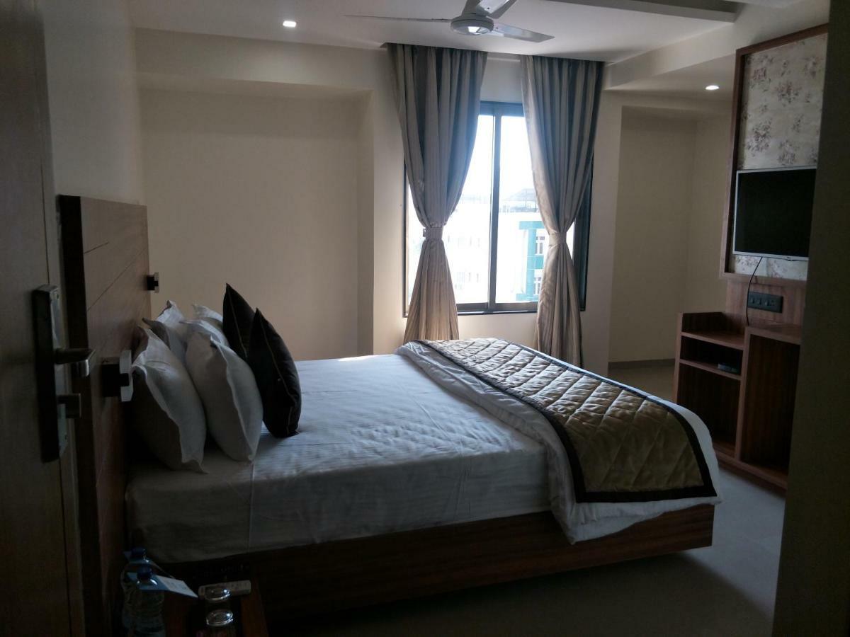 Kyriad Hotel Solapur By Othpl Exteriör bild