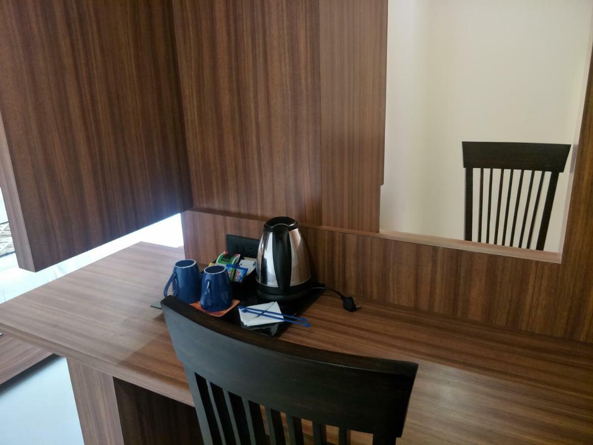 Kyriad Hotel Solapur By Othpl Exteriör bild