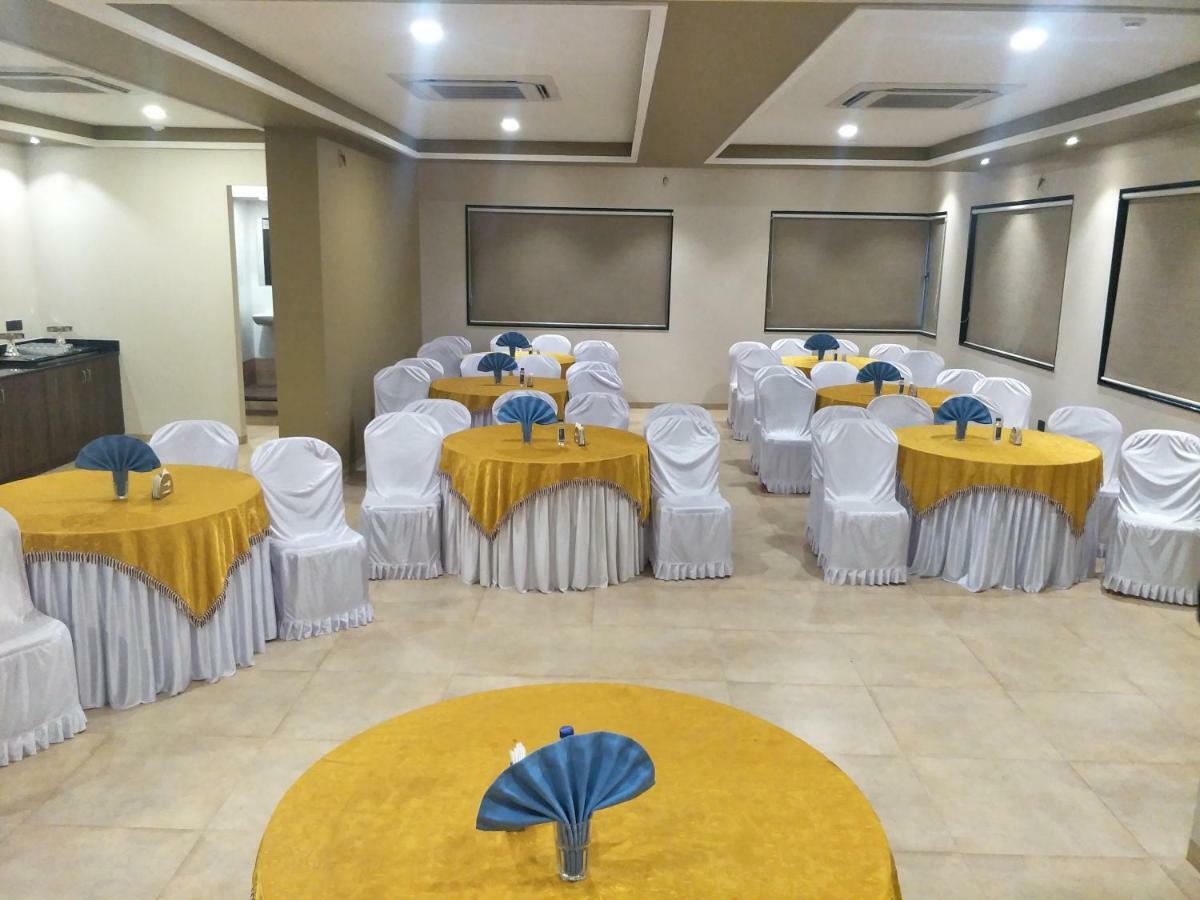 Kyriad Hotel Solapur By Othpl Exteriör bild