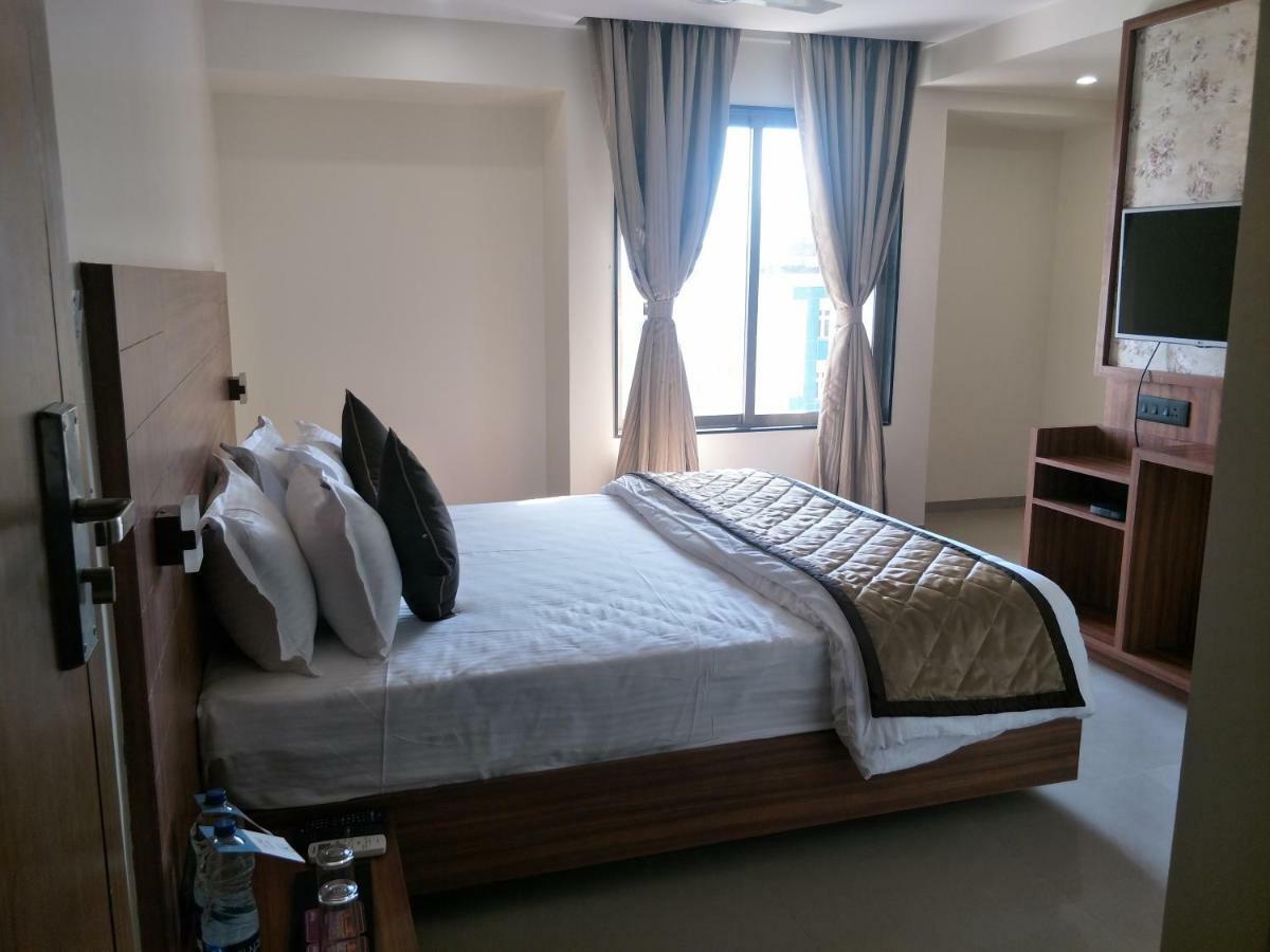 Kyriad Hotel Solapur By Othpl Exteriör bild