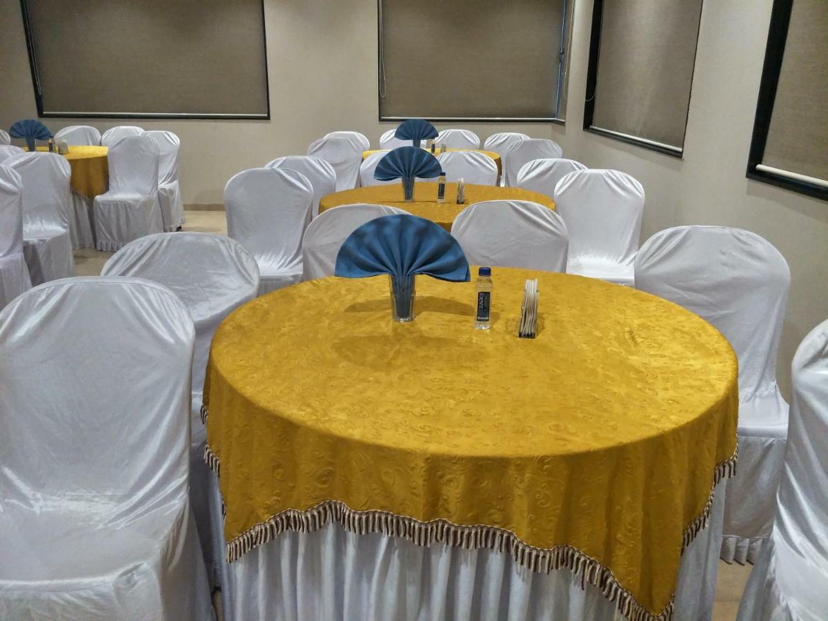 Kyriad Hotel Solapur By Othpl Exteriör bild