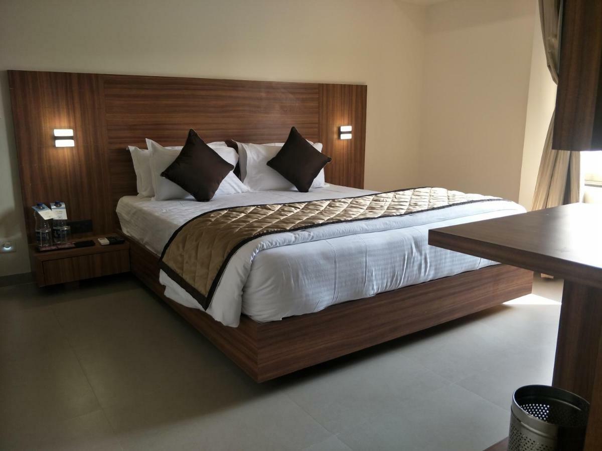 Kyriad Hotel Solapur By Othpl Exteriör bild