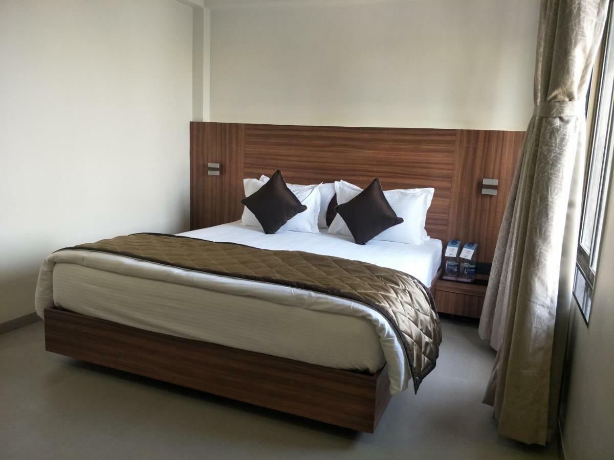 Kyriad Hotel Solapur By Othpl Exteriör bild