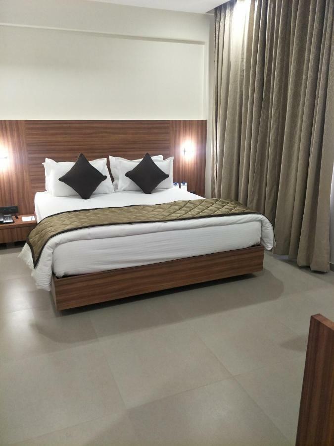 Kyriad Hotel Solapur By Othpl Exteriör bild