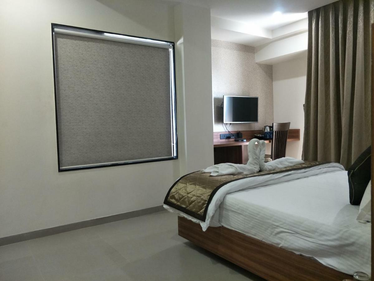 Kyriad Hotel Solapur By Othpl Exteriör bild