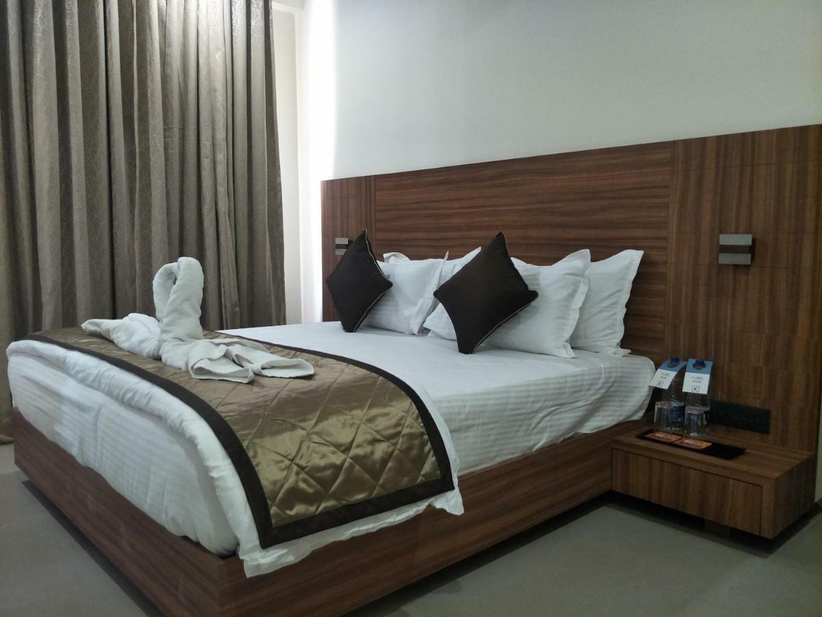 Kyriad Hotel Solapur By Othpl Exteriör bild