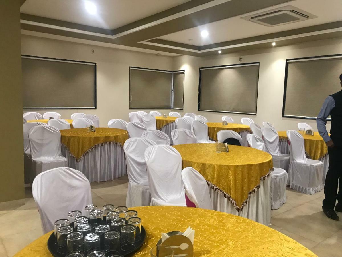 Kyriad Hotel Solapur By Othpl Exteriör bild