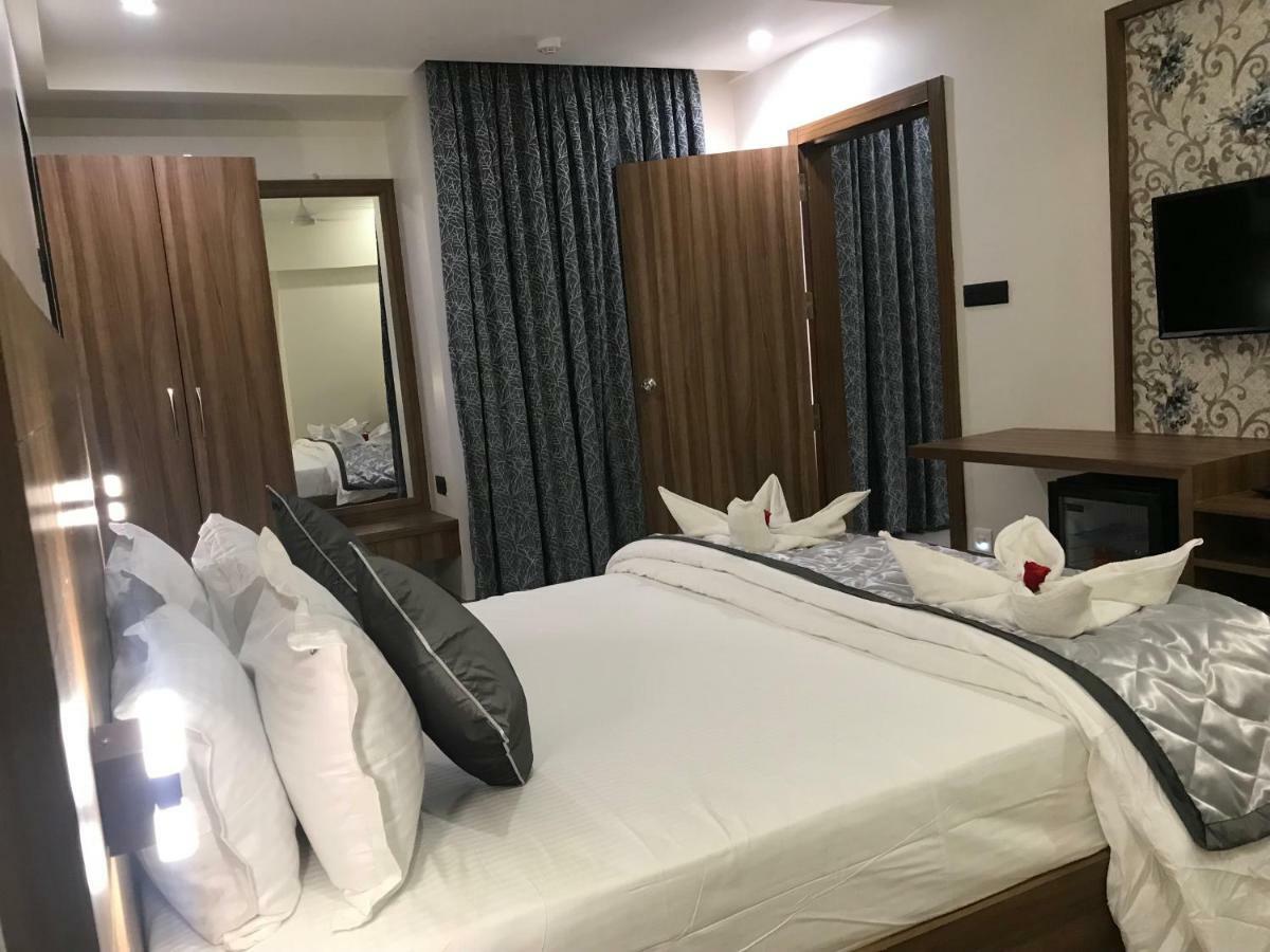 Kyriad Hotel Solapur By Othpl Exteriör bild