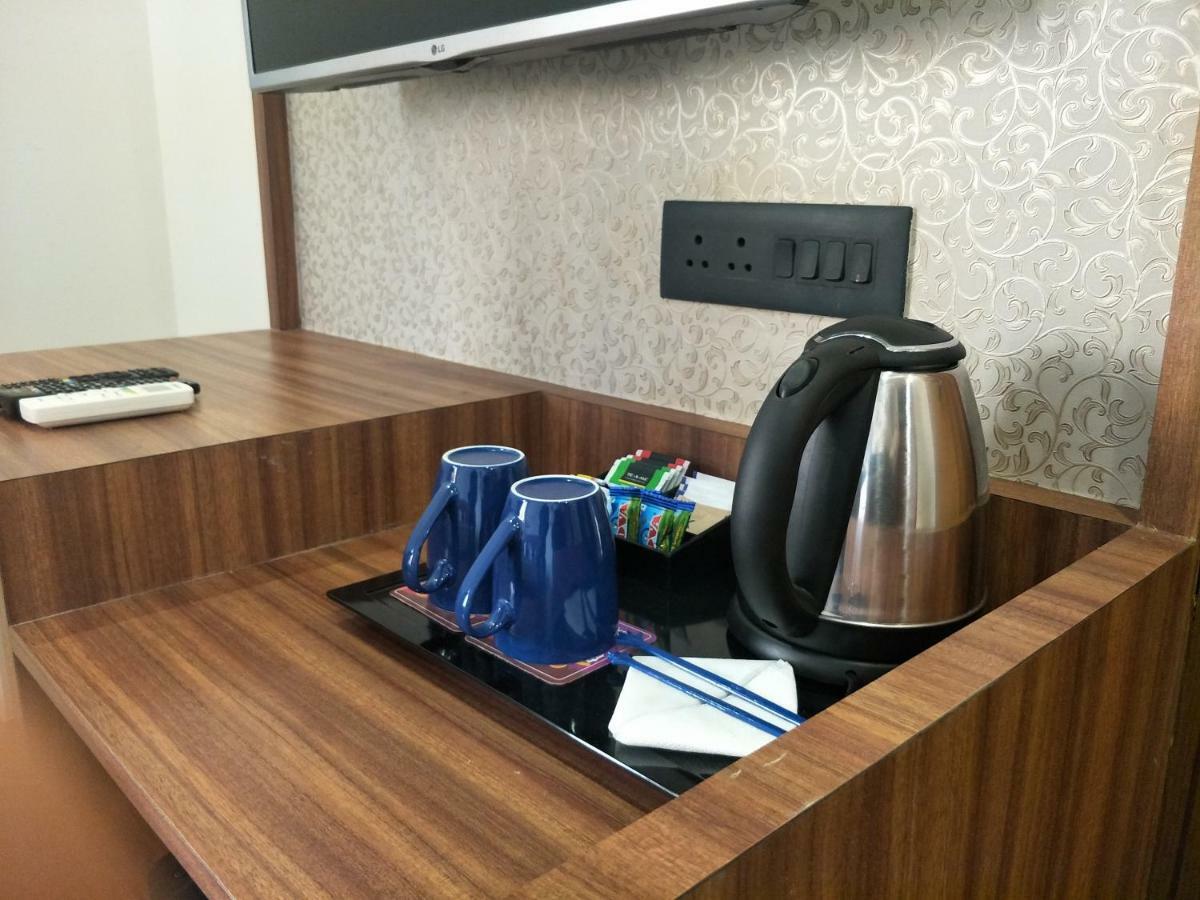 Kyriad Hotel Solapur By Othpl Exteriör bild