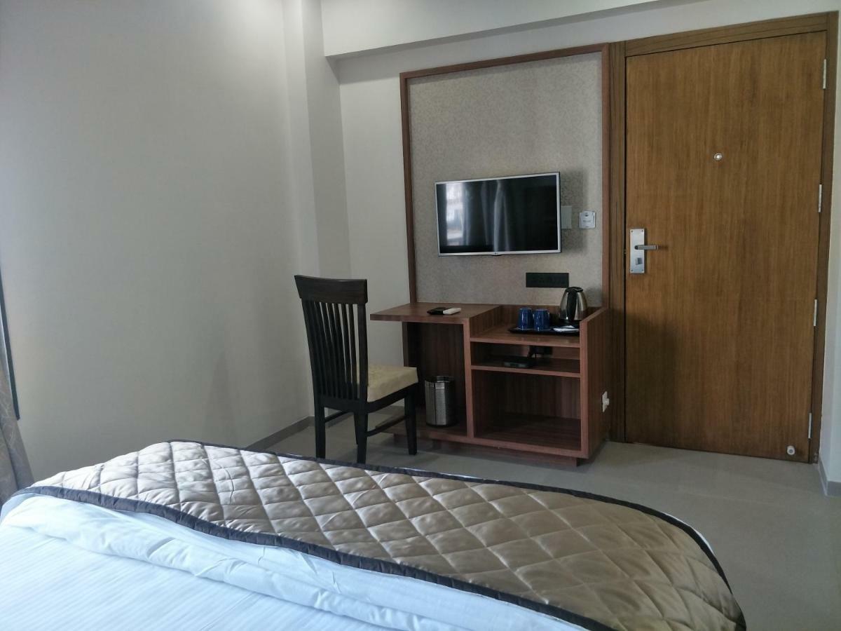 Kyriad Hotel Solapur By Othpl Exteriör bild