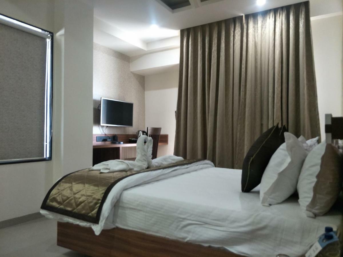 Kyriad Hotel Solapur By Othpl Exteriör bild