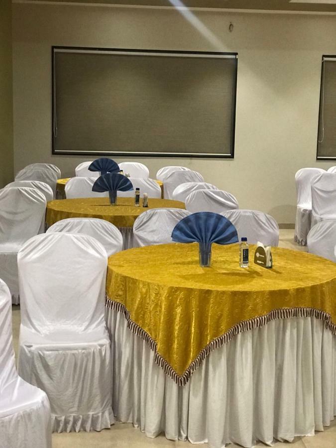 Kyriad Hotel Solapur By Othpl Exteriör bild