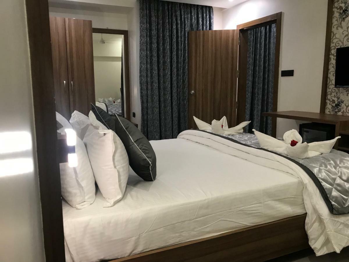 Kyriad Hotel Solapur By Othpl Exteriör bild