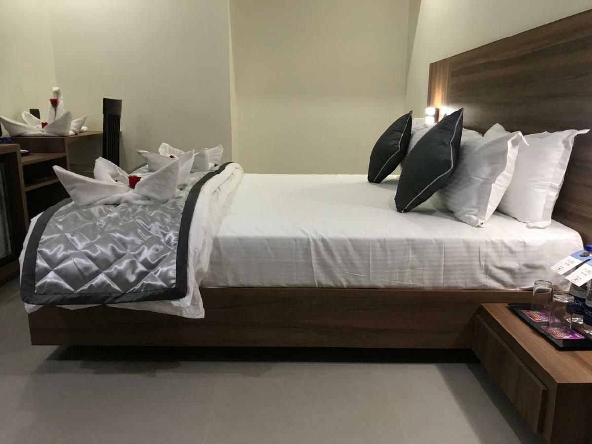 Kyriad Hotel Solapur By Othpl Exteriör bild