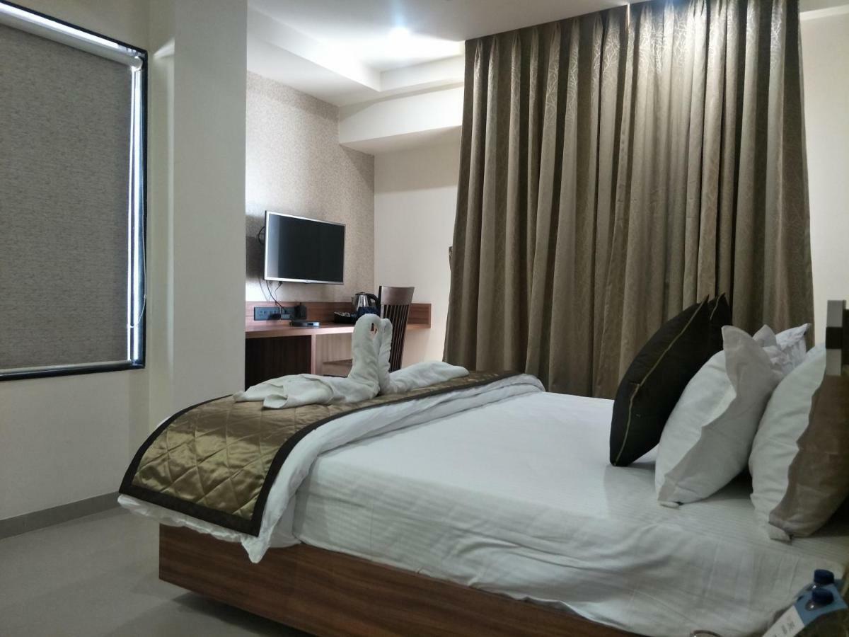 Kyriad Hotel Solapur By Othpl Exteriör bild