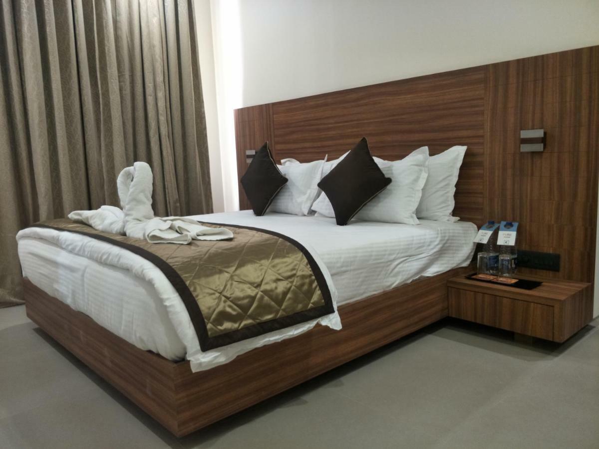 Kyriad Hotel Solapur By Othpl Exteriör bild