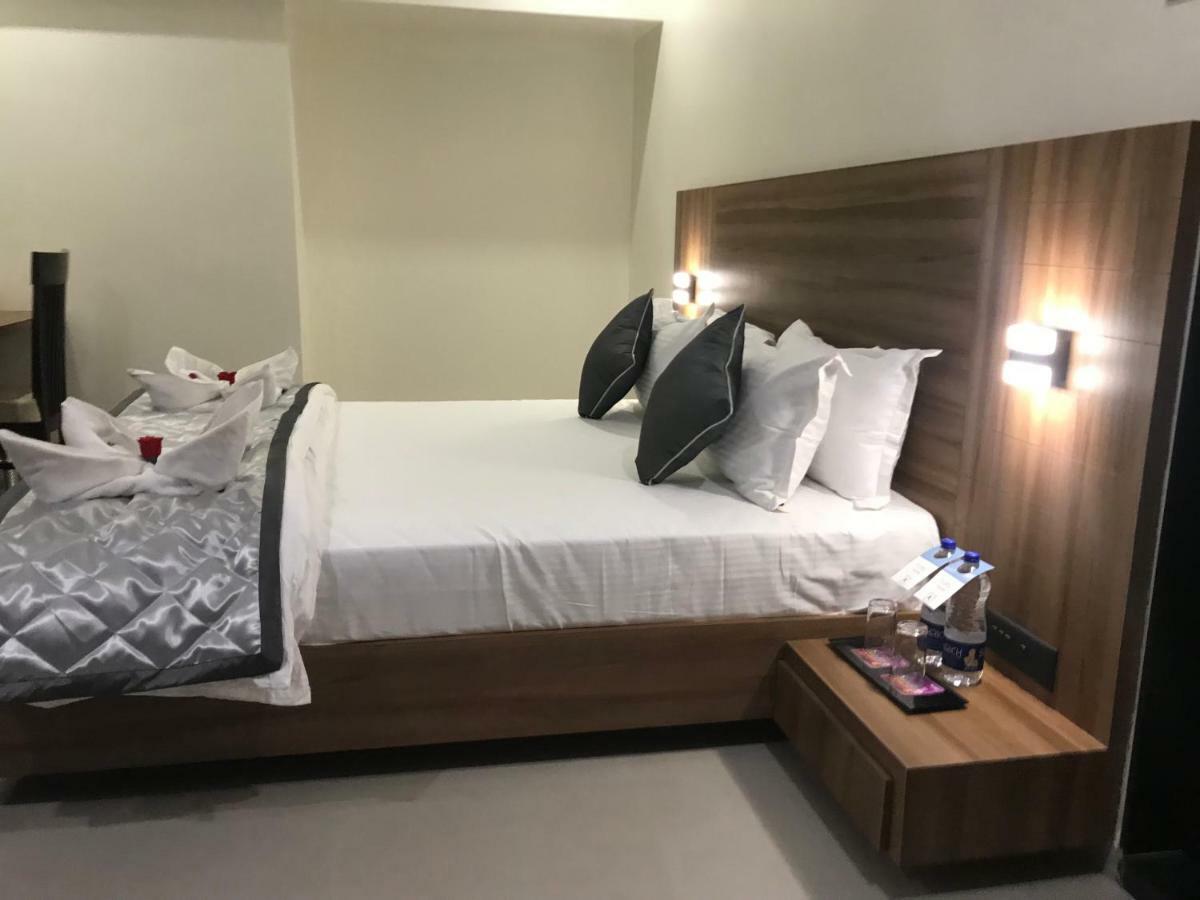 Kyriad Hotel Solapur By Othpl Exteriör bild