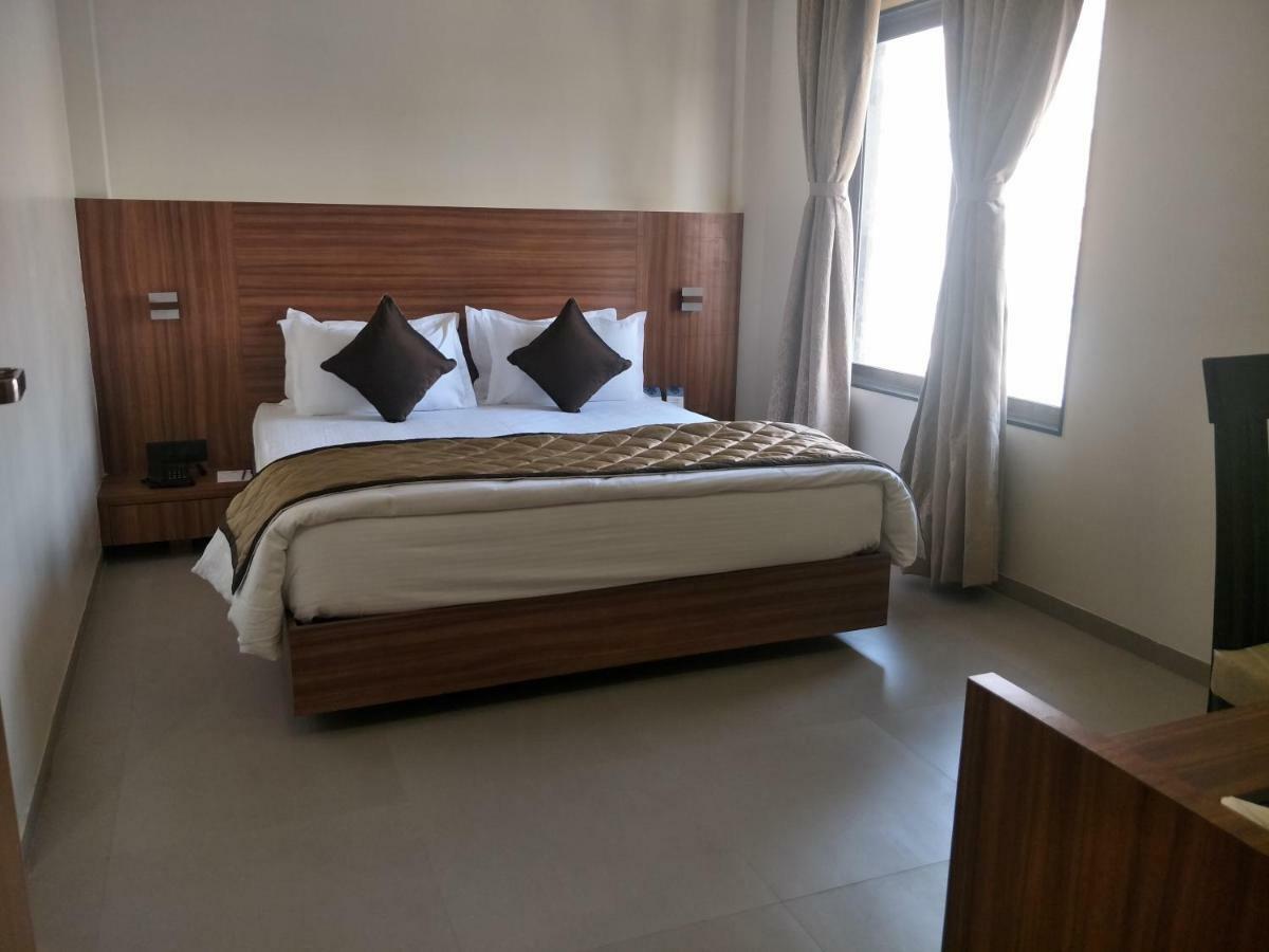 Kyriad Hotel Solapur By Othpl Exteriör bild