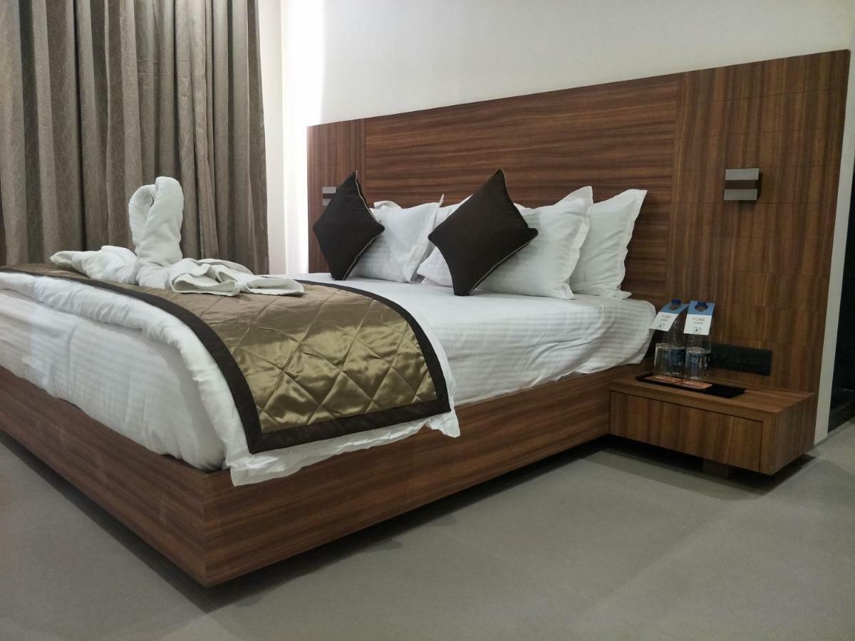 Kyriad Hotel Solapur By Othpl Exteriör bild