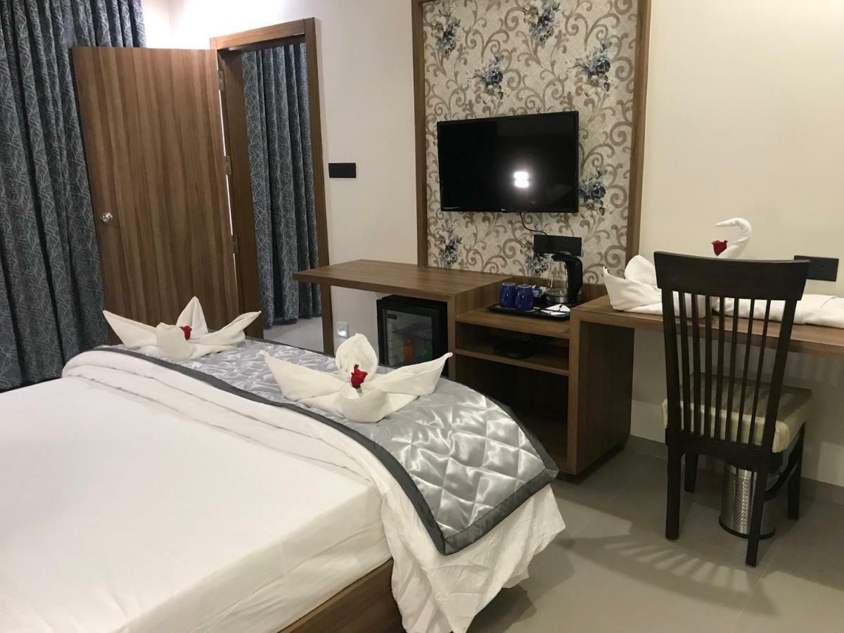 Kyriad Hotel Solapur By Othpl Exteriör bild