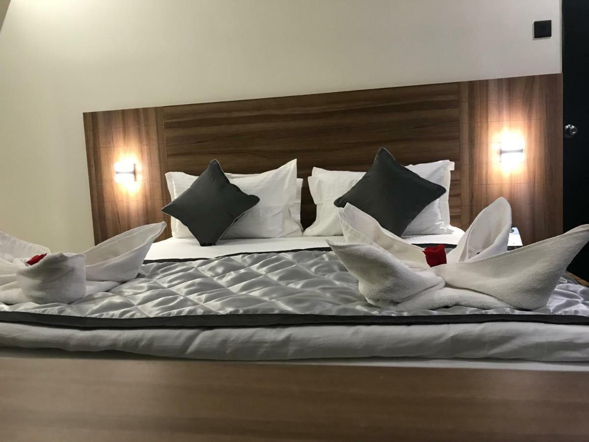 Kyriad Hotel Solapur By Othpl Exteriör bild