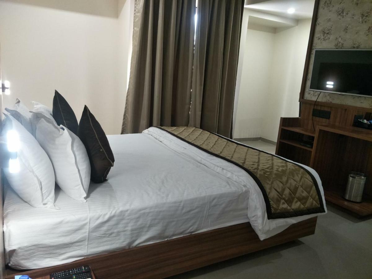 Kyriad Hotel Solapur By Othpl Exteriör bild