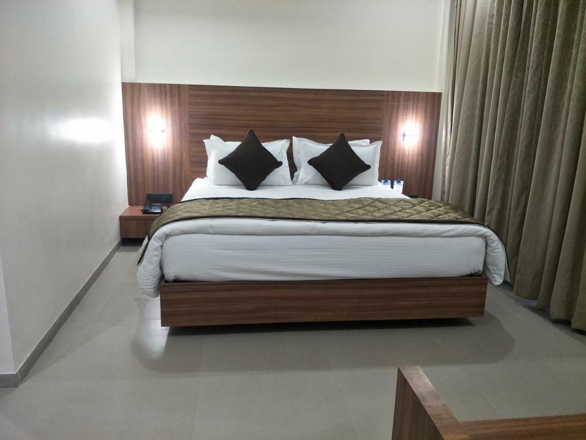 Kyriad Hotel Solapur By Othpl Exteriör bild