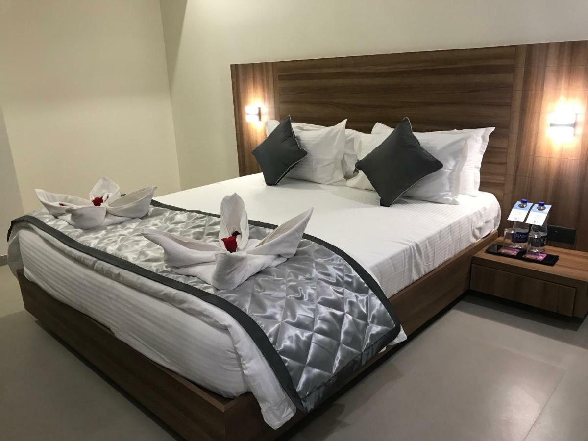 Kyriad Hotel Solapur By Othpl Exteriör bild