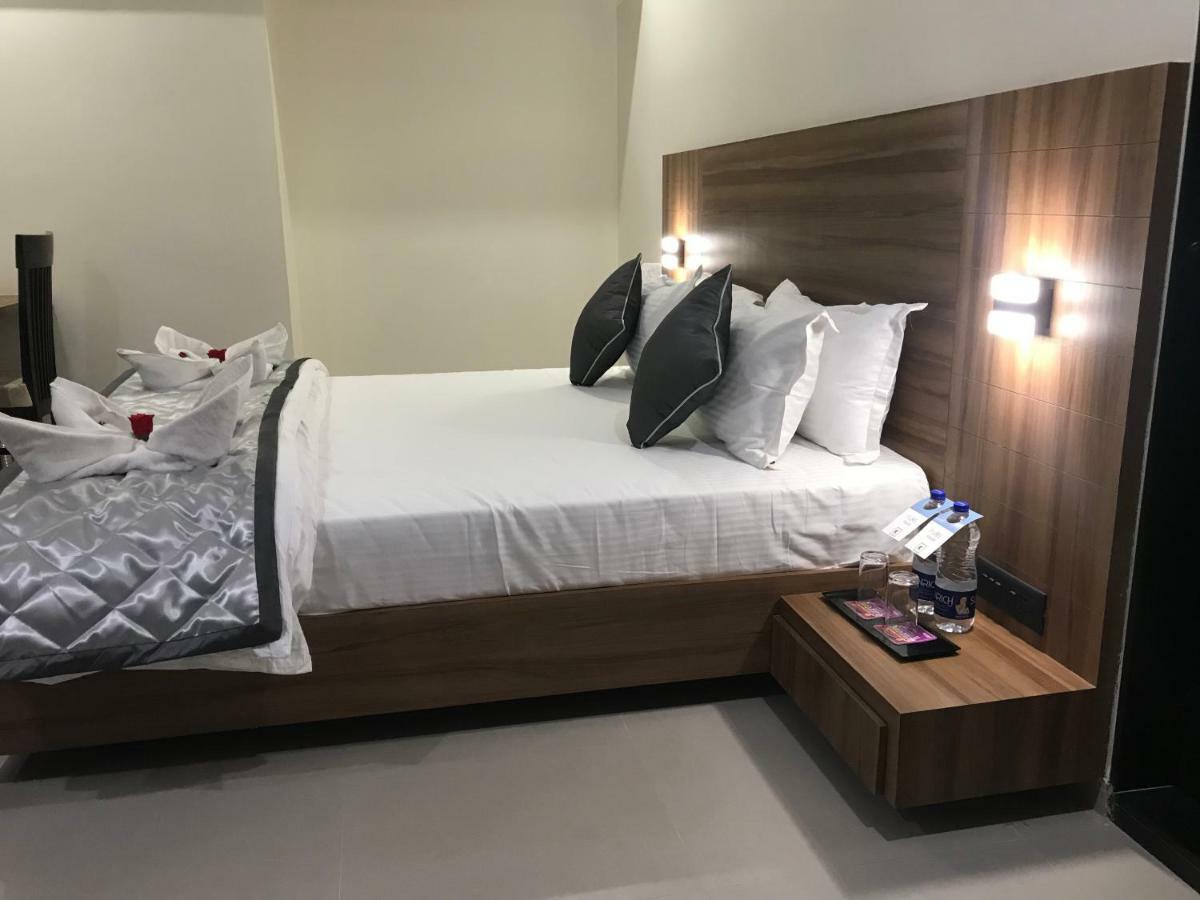 Kyriad Hotel Solapur By Othpl Exteriör bild