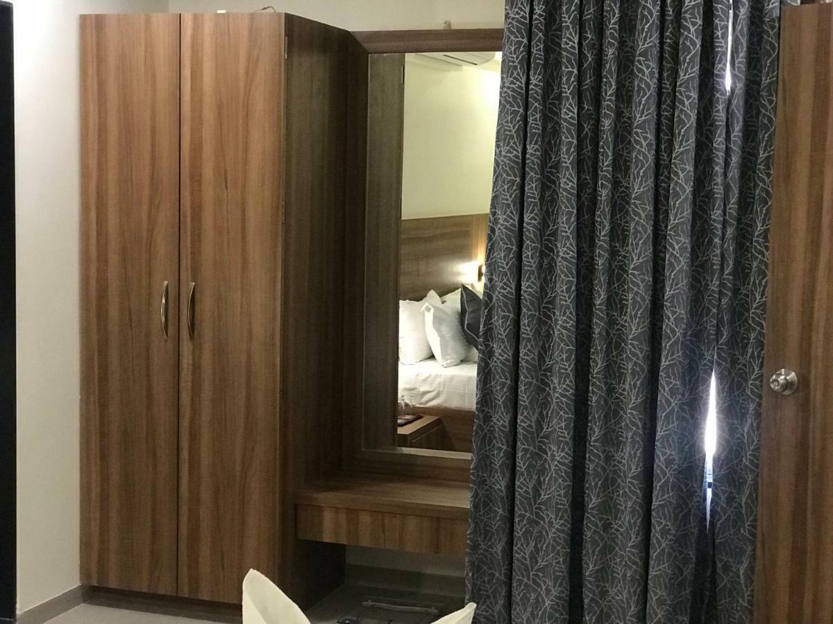 Kyriad Hotel Solapur By Othpl Exteriör bild